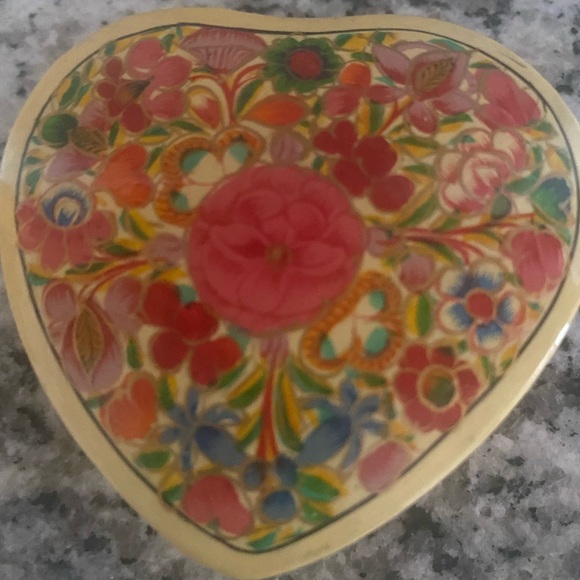Folk Art hand carved & painted heart shaped trinket box - Picture 10 of 10